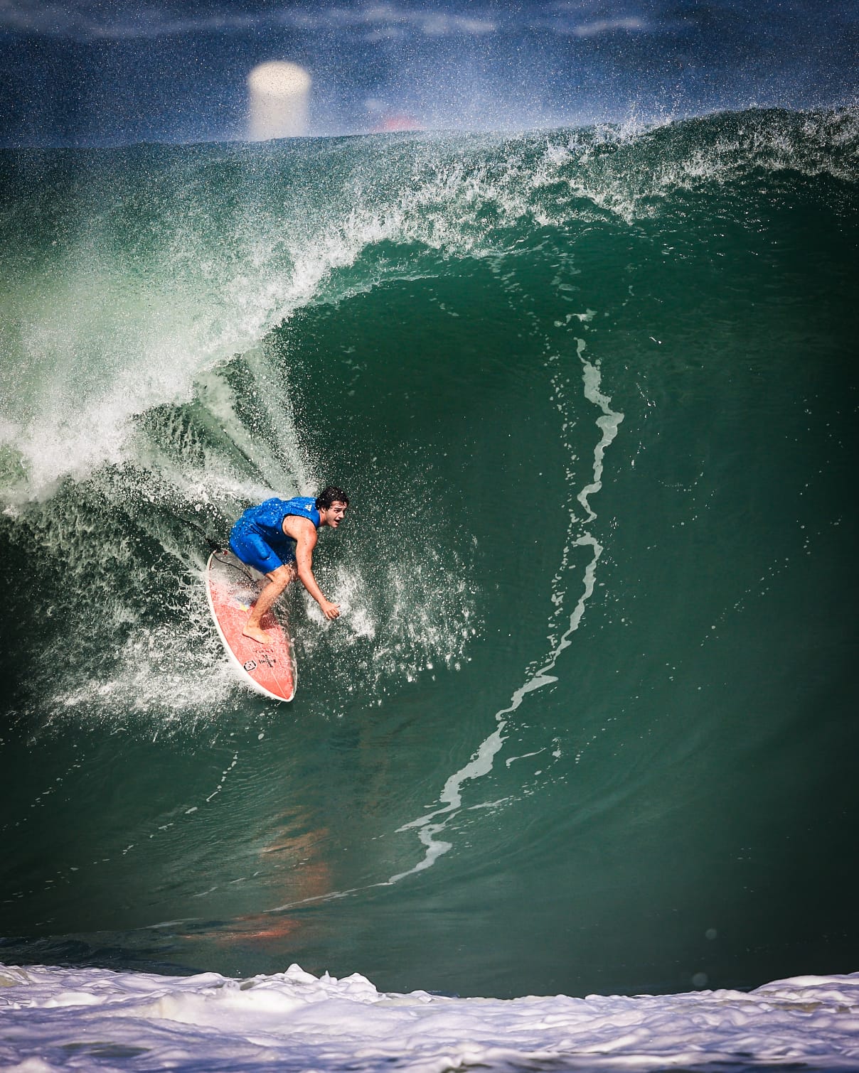 Surfista em uma onda gigante na Praia de Itacoatiara, Niterói