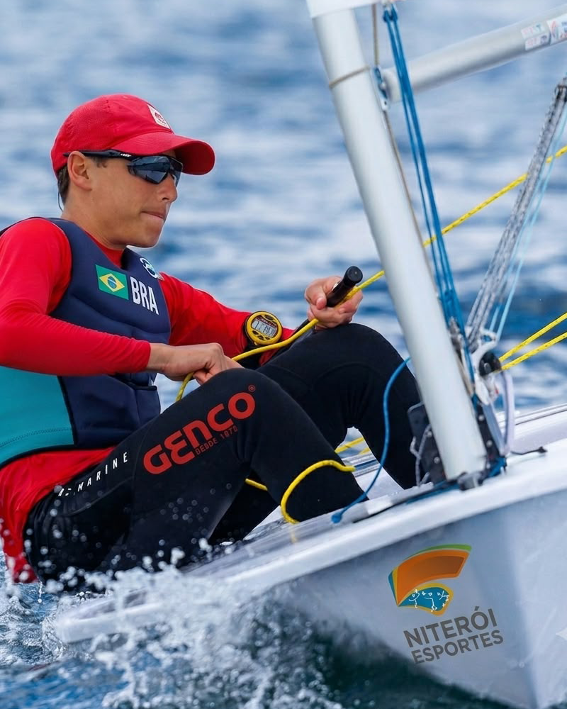 Velejador competindo na Baía de Guanabara, Niterói